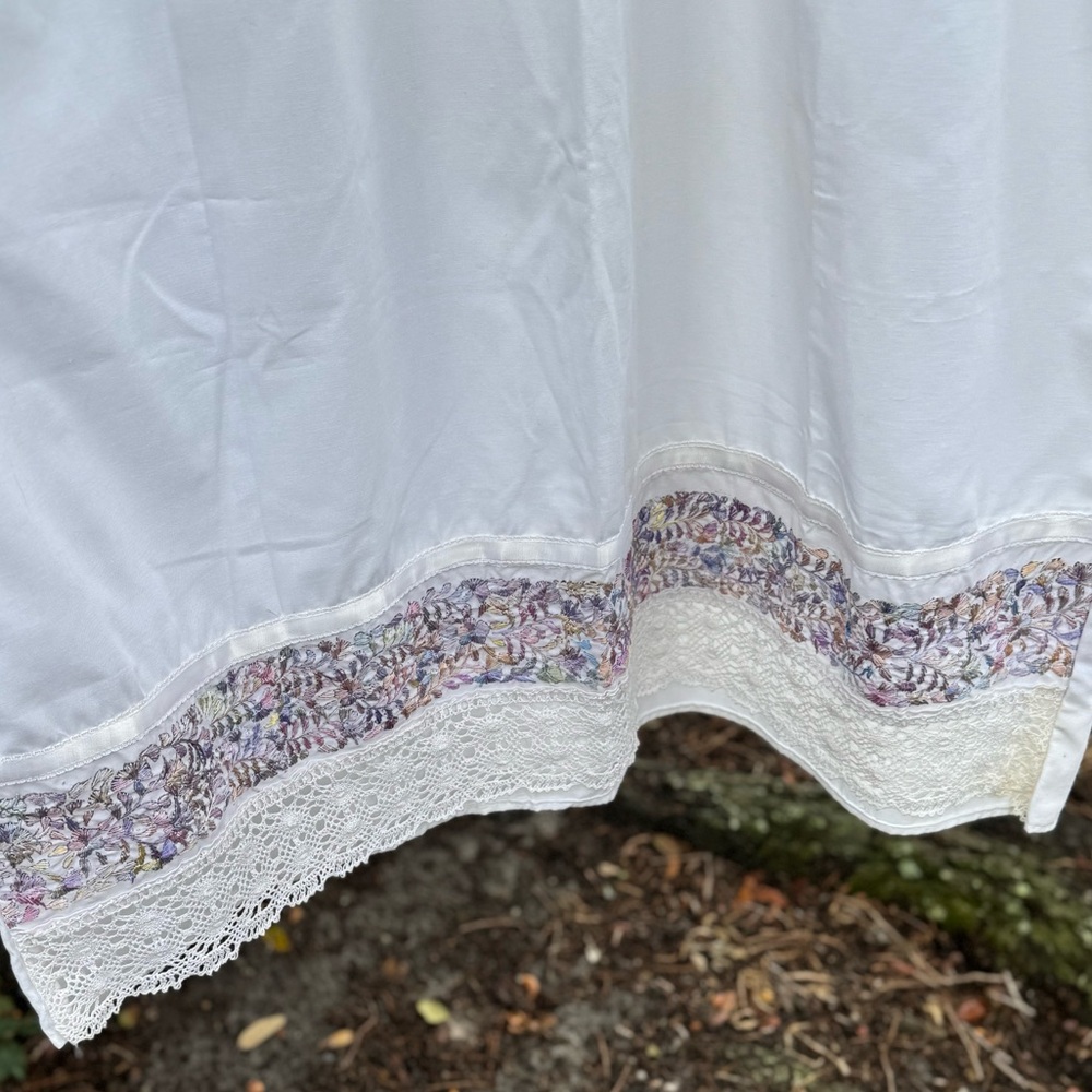 XL Vtg.Oaxaca Handmade embroidered white+purple maxi dress with crochet details. - Picture 11 of 13